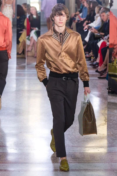 Look 48